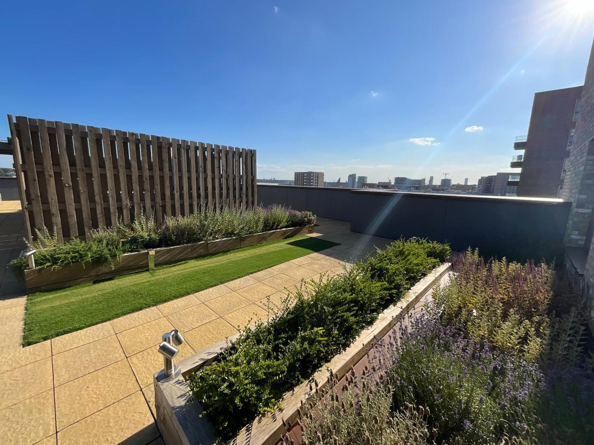 Deluxe Double Bed In Shared Apt Near Canary Wharf, City Airport & O2 Arena With Thames View London Exterior photo