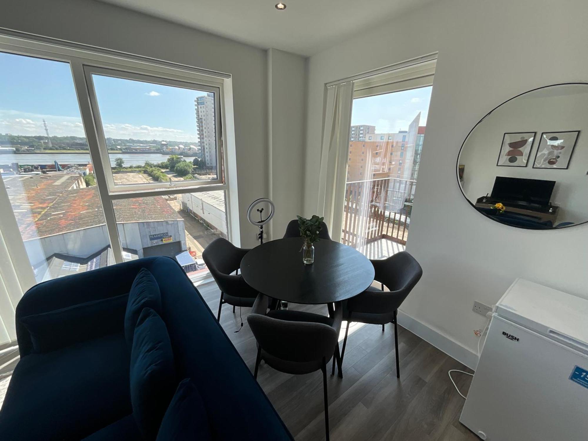 Deluxe Double Bed In Shared Apt Near Canary Wharf, City Airport & O2 Arena With Thames View London Exterior photo
