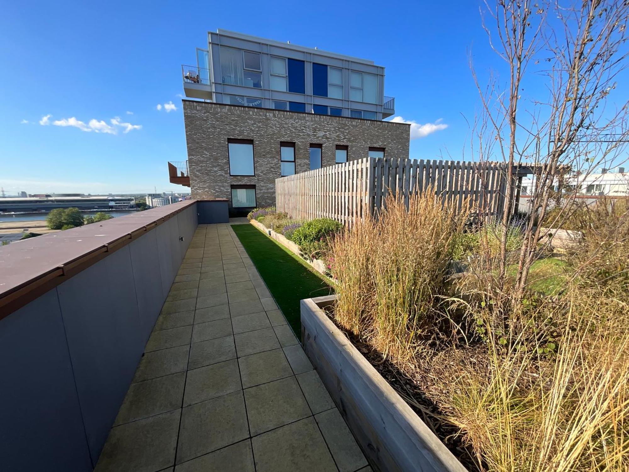 Deluxe Double Bed In Shared Apt Near Canary Wharf, City Airport & O2 Arena With Thames View London Exterior photo