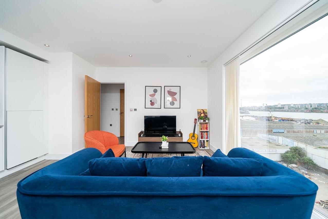 Deluxe Double Bed In Shared Apt Near Canary Wharf, City Airport & O2 Arena With Thames View London Exterior photo