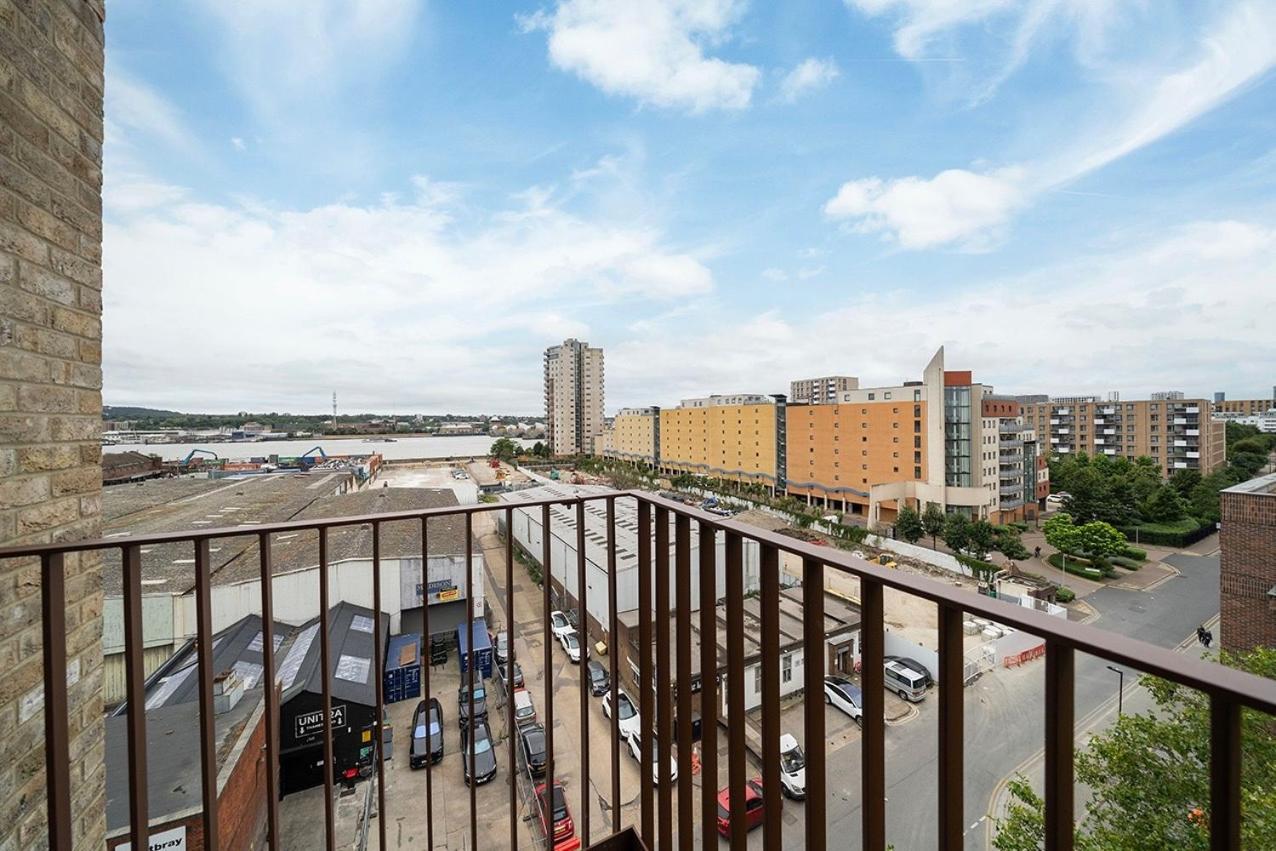 Deluxe Double Bed In Shared Apt Near Canary Wharf, City Airport & O2 Arena With Thames View London Exterior photo