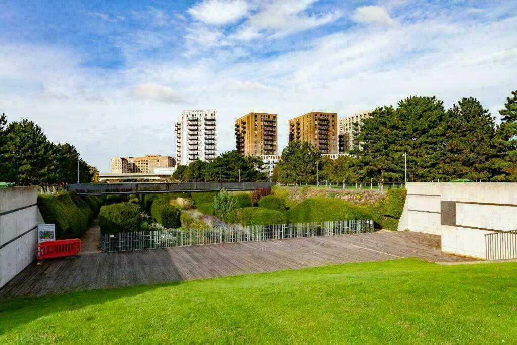 Deluxe Double Bed In Shared Apt Near Canary Wharf, City Airport & O2 Arena With Thames View London Exterior photo