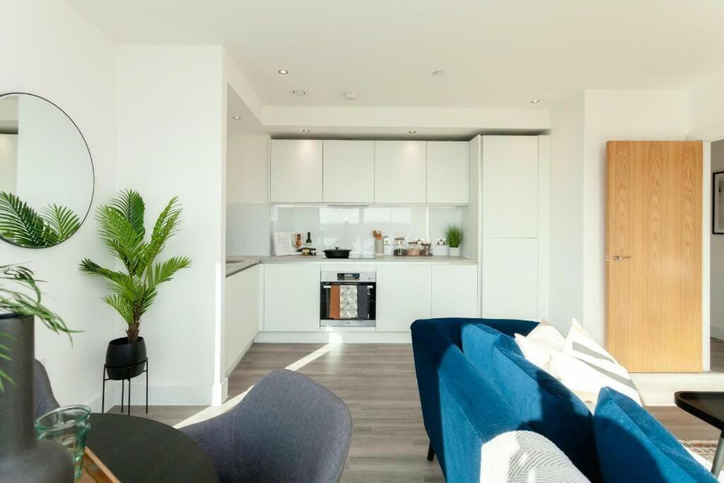 Deluxe Double Bed In Shared Apt Near Canary Wharf, City Airport & O2 Arena With Thames View London Exterior photo