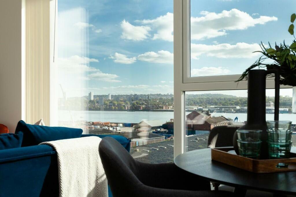 Deluxe Double Bed In Shared Apt Near Canary Wharf, City Airport & O2 Arena With Thames View London Exterior photo