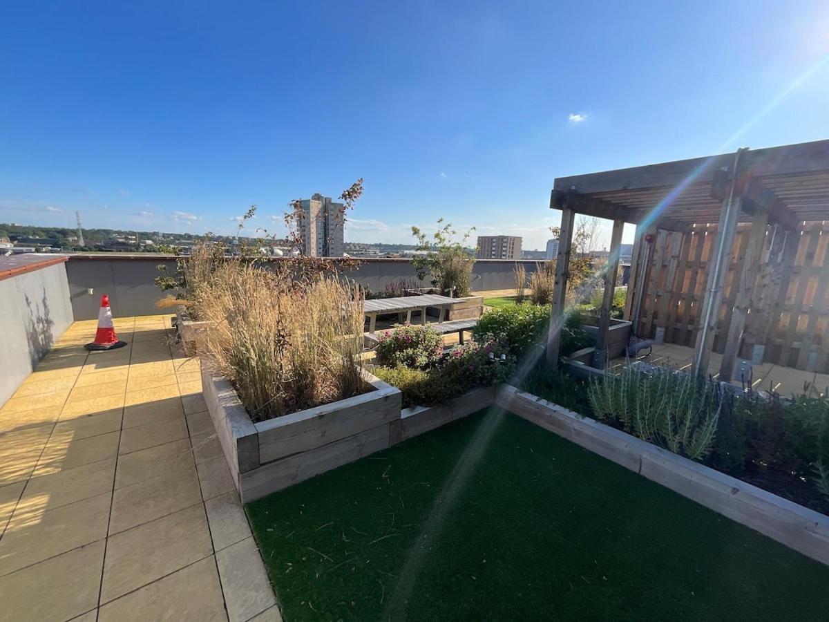 Deluxe Double Bed In Shared Apt Near Canary Wharf, City Airport & O2 Arena With Thames View London Exterior photo