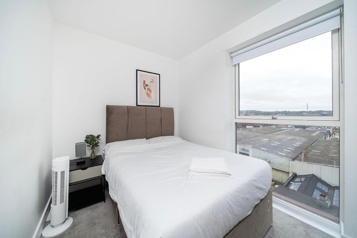 Deluxe Double Bed In Shared Apt Near Canary Wharf, City Airport & O2 Arena With Thames View London Exterior photo