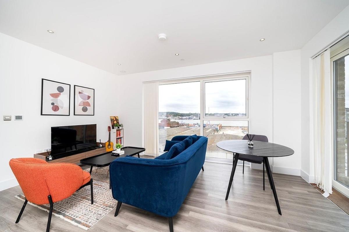 Deluxe Double Bed In Shared Apt Near Canary Wharf, City Airport & O2 Arena With Thames View London Exterior photo