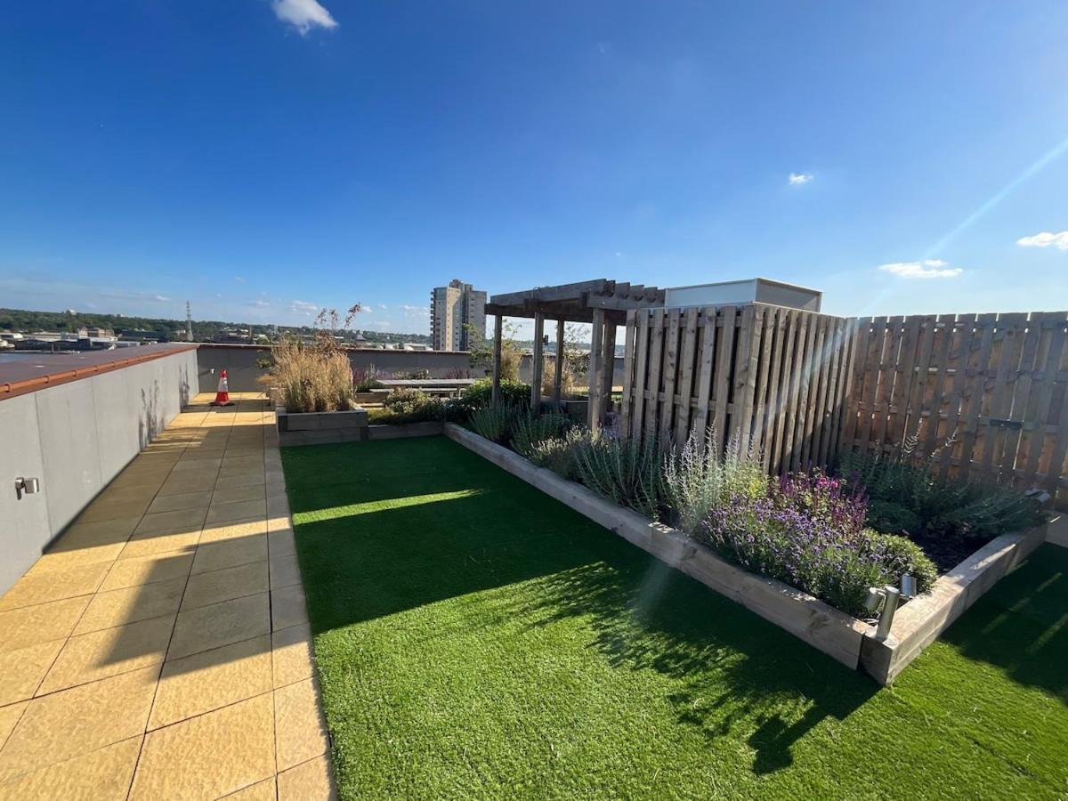 Deluxe Double Bed In Shared Apt Near Canary Wharf, City Airport & O2 Arena With Thames View London Exterior photo