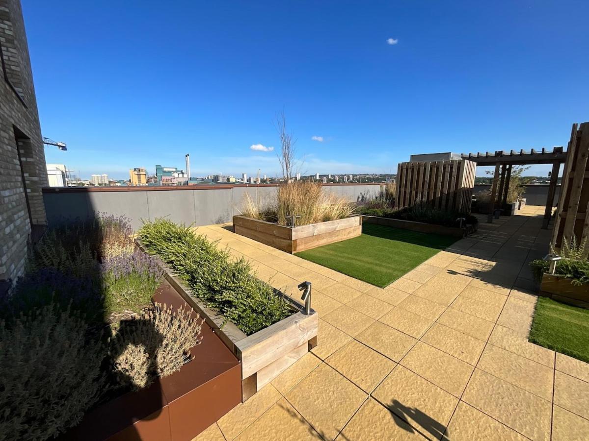 Deluxe Double Bed In Shared Apt Near Canary Wharf, City Airport & O2 Arena With Thames View London Exterior photo